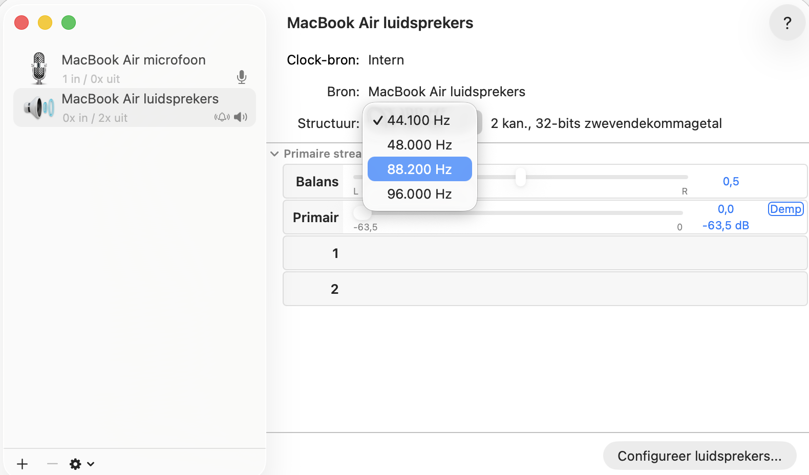 Je kunt kiezen uit verschillende samplefrequenties voor de speakers van je MacBook Pro. Selecteer de optie die je voorkeur heeft en probeer eventueel welke het beste werkt.