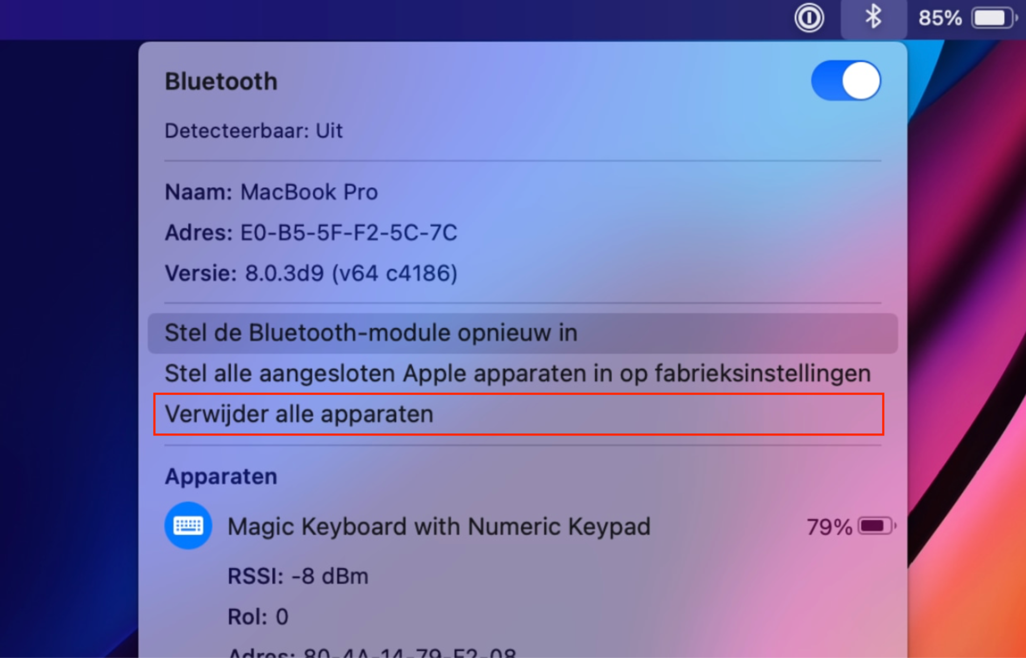 Stel je Apple-muis opnieuw in als deze geen verbinding maakt. Houd Shift + Option ingedrukt en klik op het Bluetooth-icoon. Kies  Verwijder alle apparaten. Herhaal dit, maar kies dit keer Stel de Bluetooth-module opnieuw in en probeer vervolgens je Apple-muis opnieuw met macOS te koppelen.