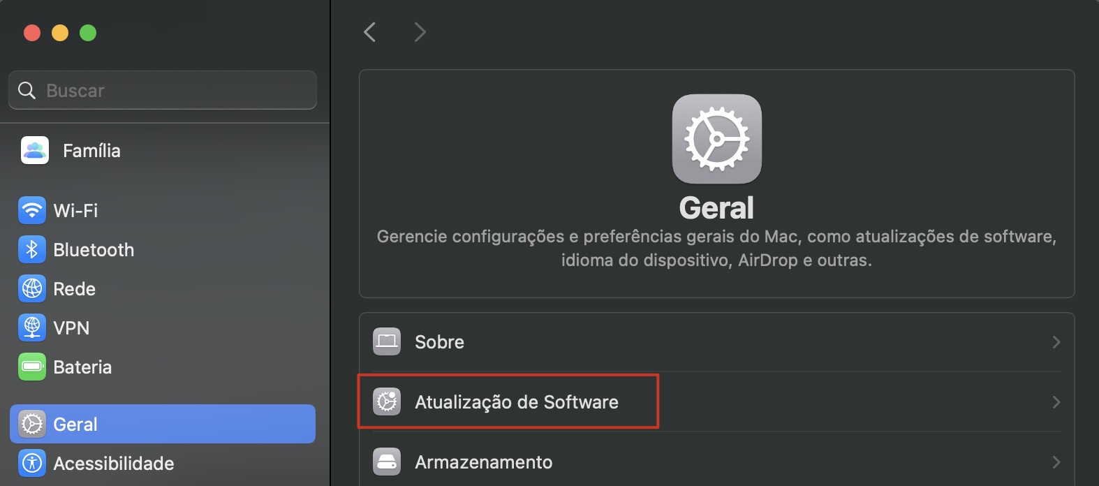 Nos Ajustes do Sistema do Mac, selecione a seção Geral. Clique em Atualização de Software para verificar se há alguma atualização disponível para o seu Mac.