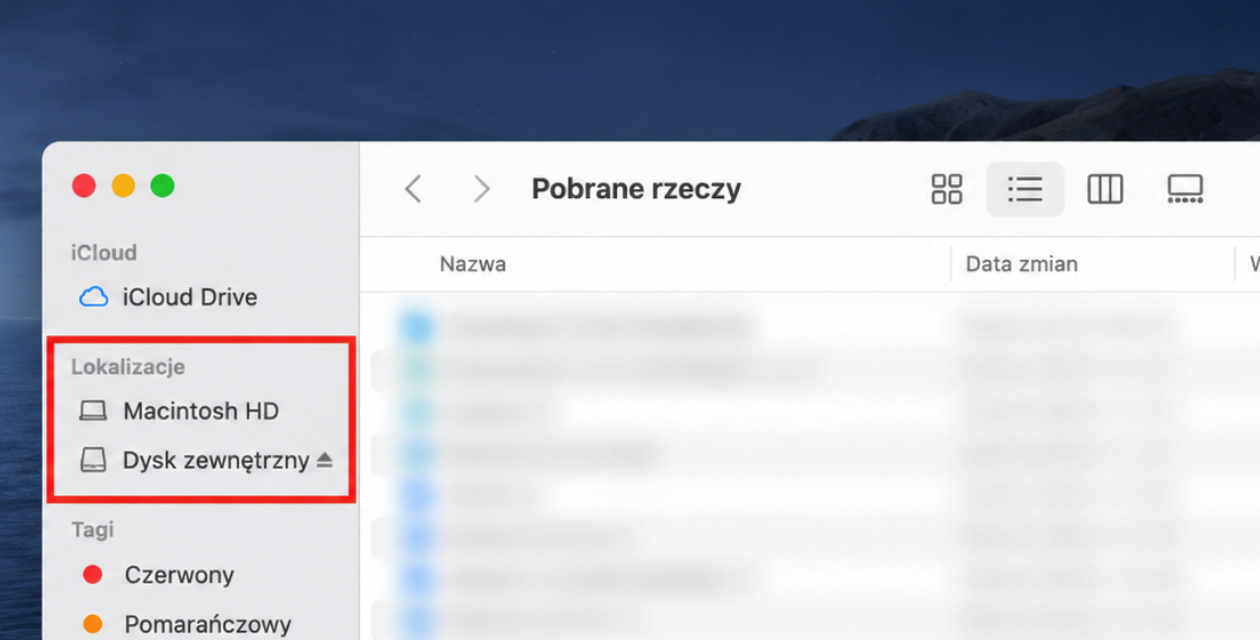 Finder jest otwarty na Macu. Kliknij go w Docku i poszukaj swojego zewnętrznego dysku twardego w Lokalizacjach w lewym panelu bocznym pod iCloud Drive.
