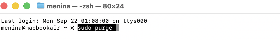 De Terminal-app toont het invoerveld voor commando’s. Hier wordt ‘sudo purge’ gebruikt om cache te wissen en RAM vrij te maken op de Mac.