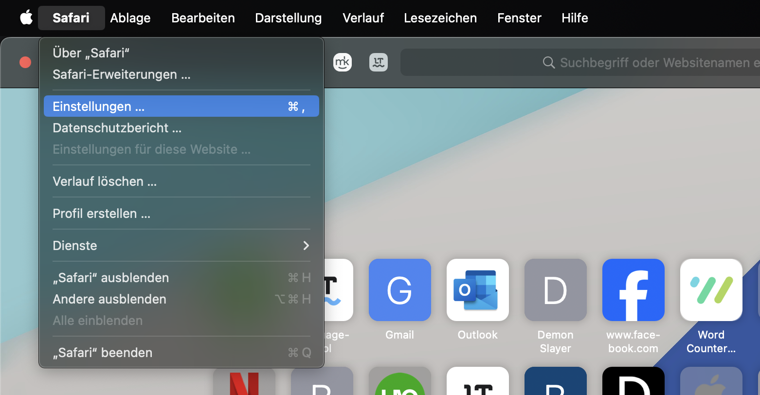 Das Safari-Menü auf dem Mac zeigt die Option Einstellungen an. Klicken Sie auf Einstellungen, um sie zu öffnen und Ihren Browser auf die Standardeinstellungen zurückzusetzen.