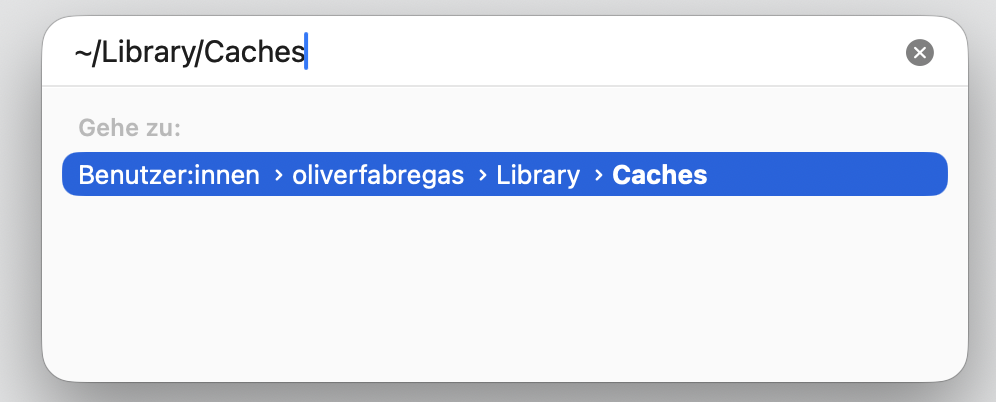 Den Cache auf einem Mac mit Monterey leeren, indem Sie zu Gehe zum Ordner navigieren. Drücken Sie gleichzeitig die Tasten Umschalt + Befehl + G auf Ihrer Tastatur und geben Sie ~/Library/Caches ein, wenn Sie im nächsten Fenster sind.