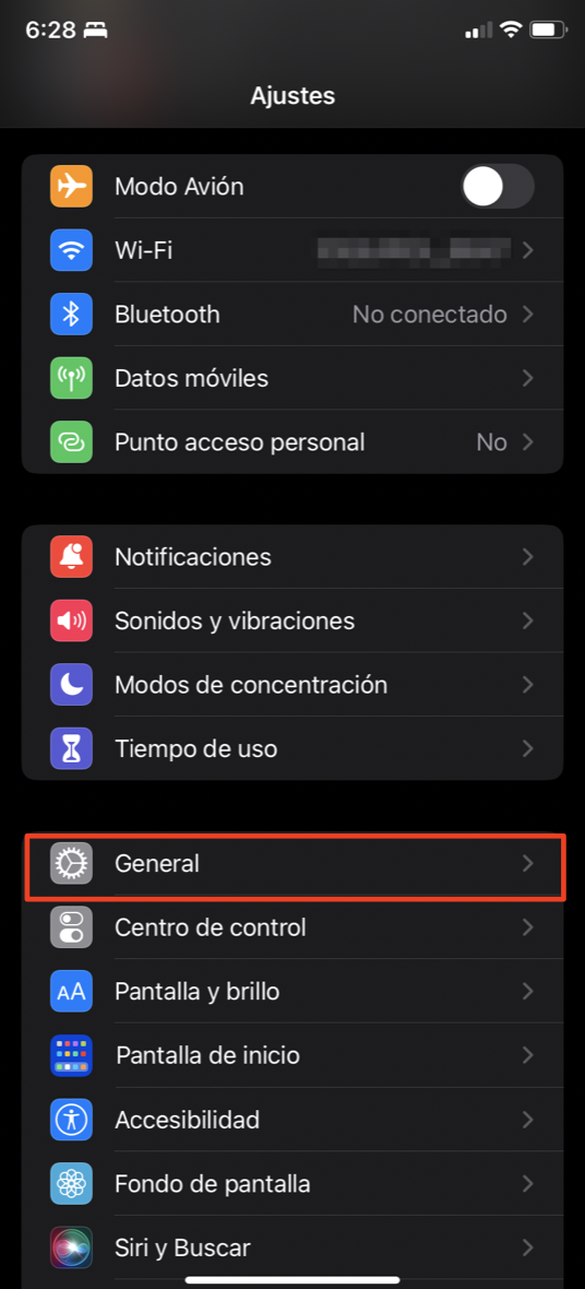 La aplicación Ajustes del iPhone muestra una lista de todos los menús. Selecciona General para actualizar iOS.