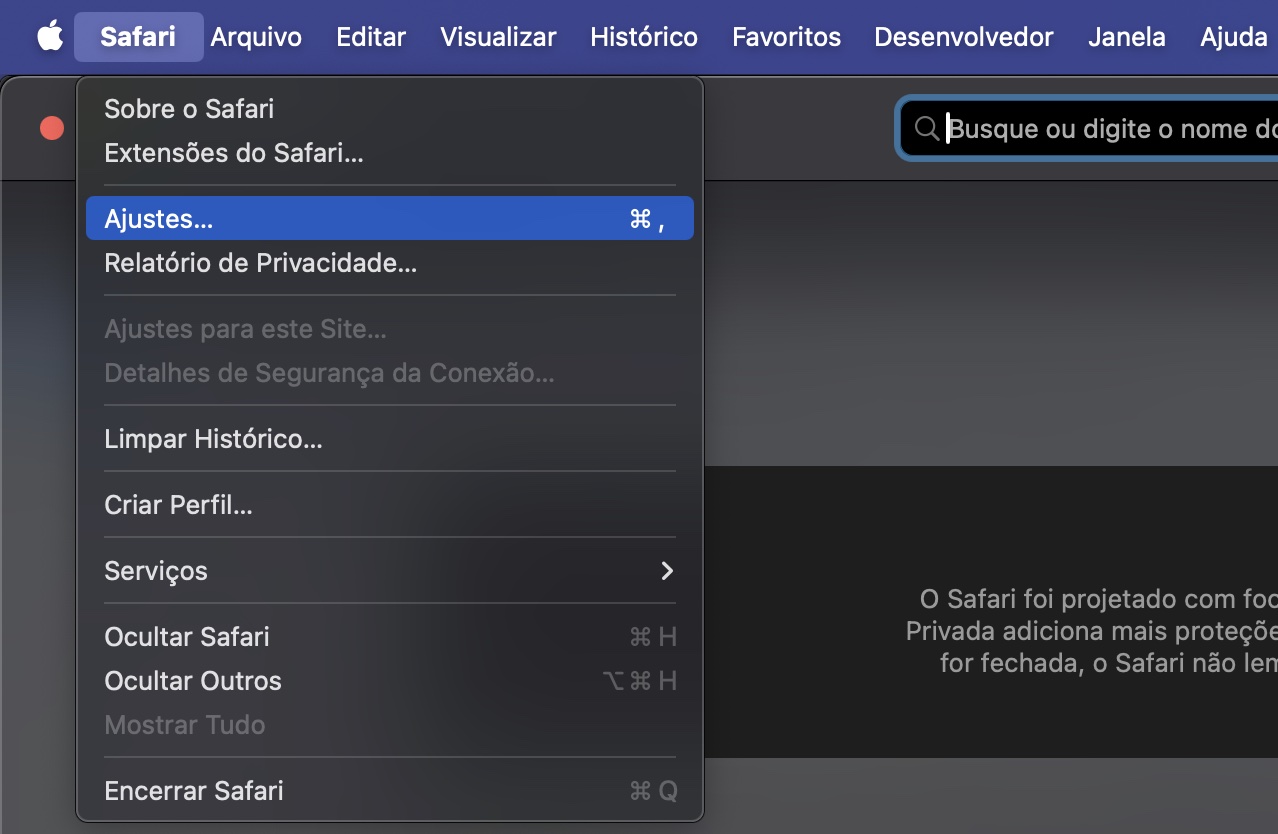 Navegador Safari, com o menu Safari aberto e Ajustes em destaque. Como limpar e redefinir o Safari, como parte de um guia sobre como parar pop-ups falsos do McAfee no Mac.