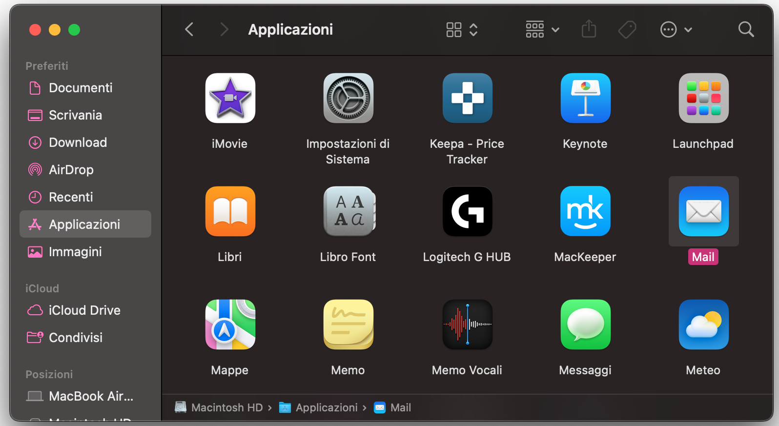 Una volta individuata l’app Mail del Mac, puoi fare doppio clic per aprirla dalla cartella Applicazioni. Se necessario, puoi anche trascinare l’icona nel Dock per aggiornarla alla versione più recente.