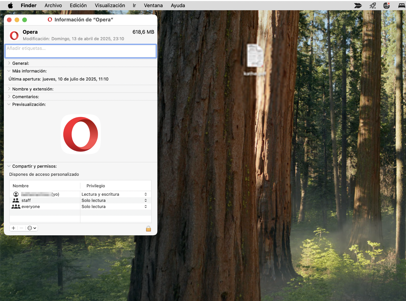 Abrir las opciones de uso compartido y permisos de una aplicación para solucionar el error «No tienes permiso para abrir la aplicación» en un Mac. En la captura de pantalla se utiliza la aplicación Opera como ejemplo.