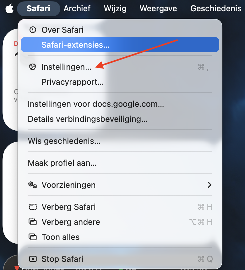 Het Safari-menu op de Mac toont alle beschikbare opties. Klik op ‘Instellingen.’ om tijdelijke cachebestanden uit Safari te verwijderen.