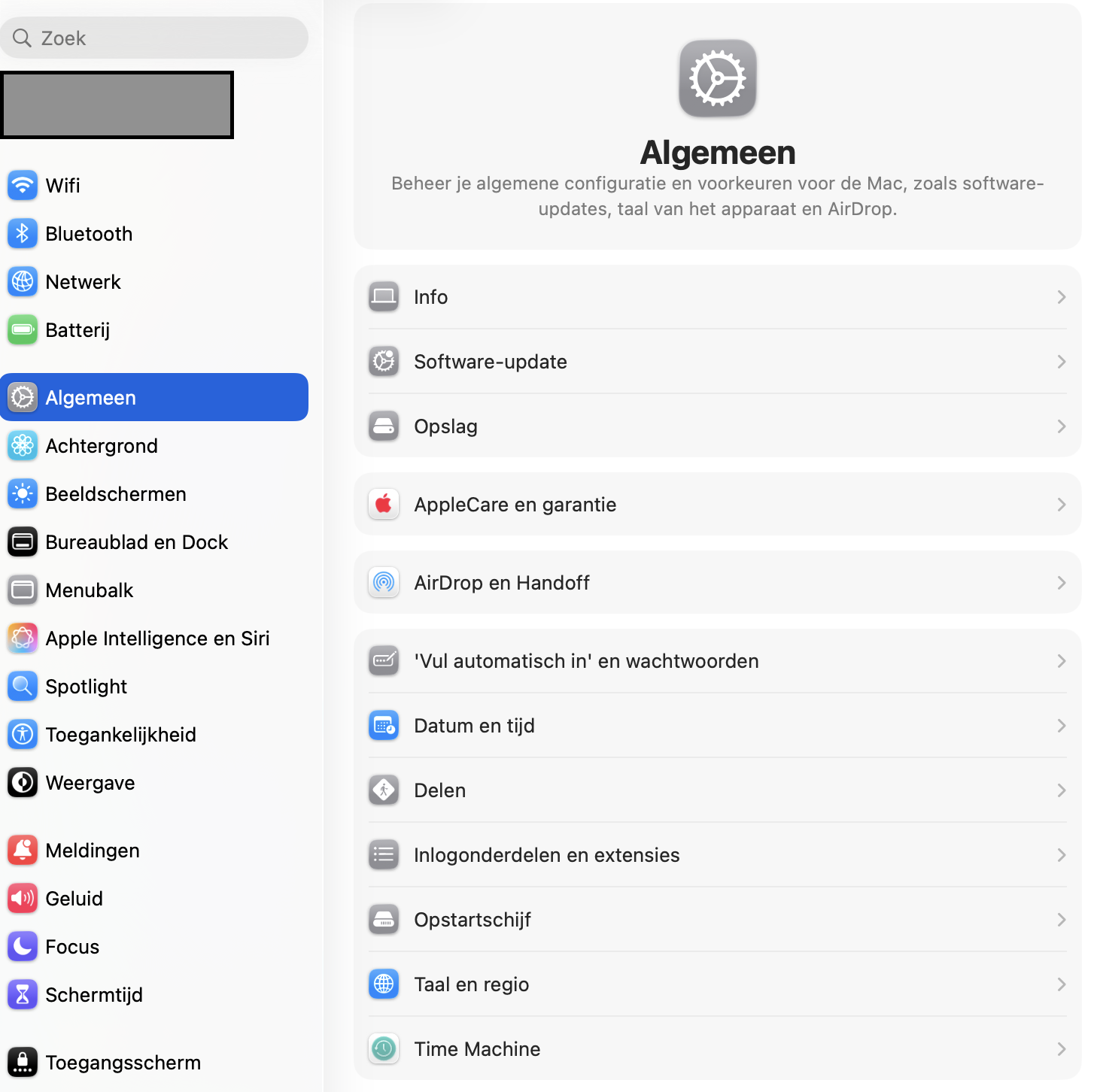 Om je voor te bereiden op een update met Time Machine of een volledige back-up, moet je eerst een geschikte externe schijf aansluiten. Daarna open je Systeeminstellingen, ga je naar Algemeen en kun je Time Machine selecteren.