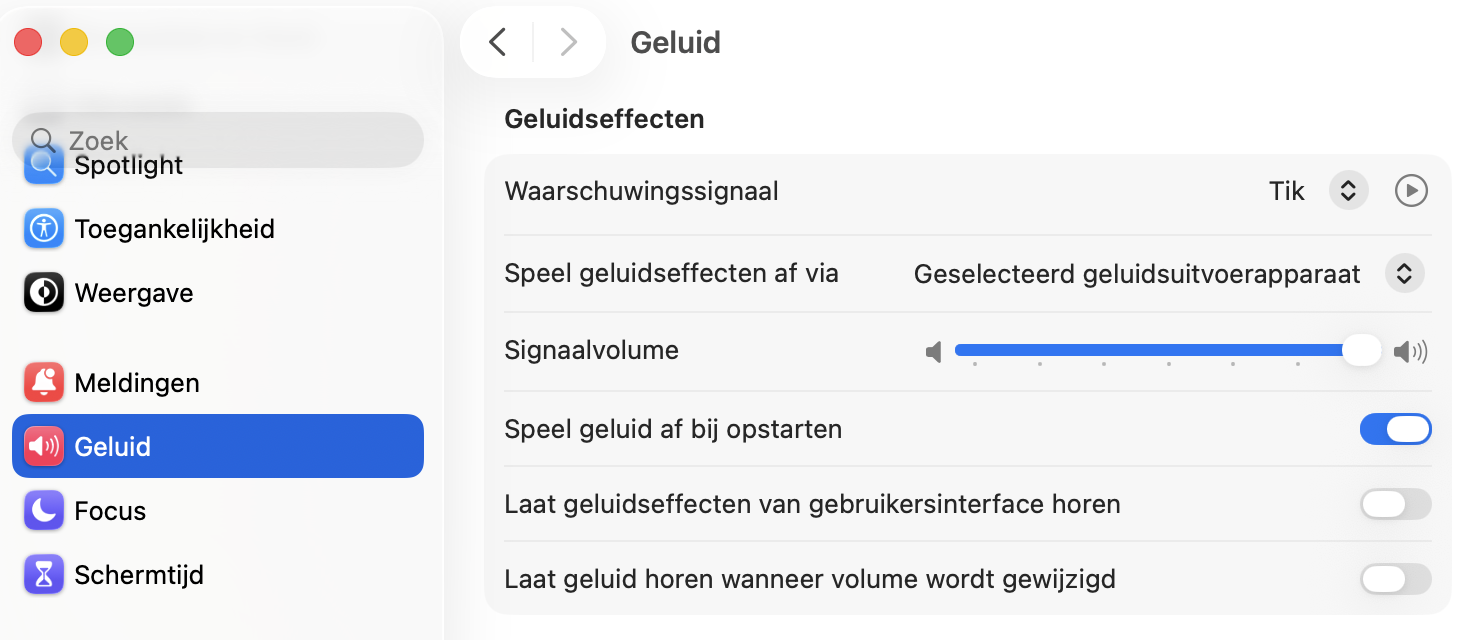 Voorkom dat de speakers van je MacBook Pro kraken door je interne geluidsinstellingen uit te schakelen. Open Systeeminstellingen, ga naar Geluid en schakel de opties uit die je kunt uitschakelen.