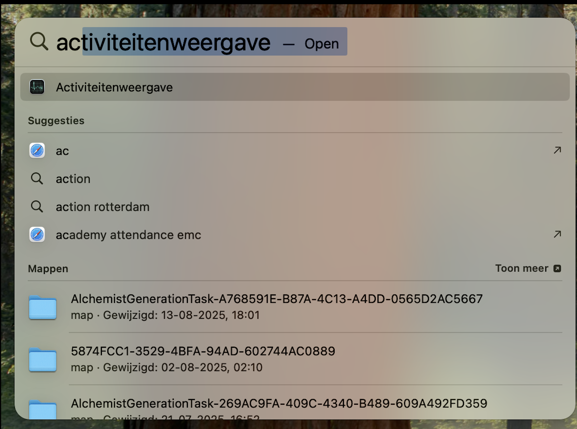 Spotlight-zoekfunctie op de Mac toont een zoekopdracht naar Activiteitenweergave. Wanneer Activiteitenweergave verschijnt, druk op Enter om het te openen.