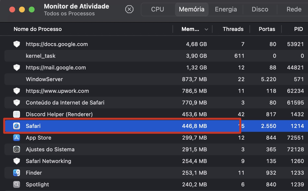 Para liberar memória RAM, abra o Monitor de Atividade, identifique os aplicativos que mais consomem memória e feche-os.