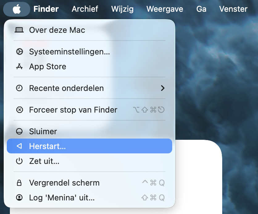 Om je Mac op elk moment uit te schakelen, klik je op het Apple-menu in de menubalk bovenaan je scherm en vervolgens op Herstart.