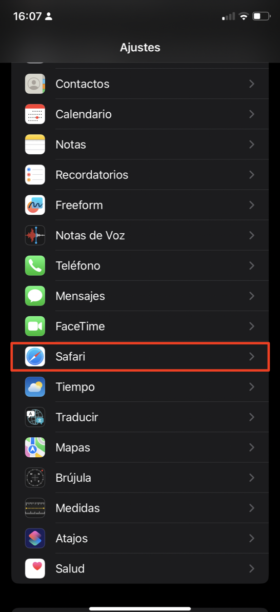 La app Ajustes en el iPhone mostrando una lista de todos los submenús. Toca Safari para borrar el historial y los datos del sitio web