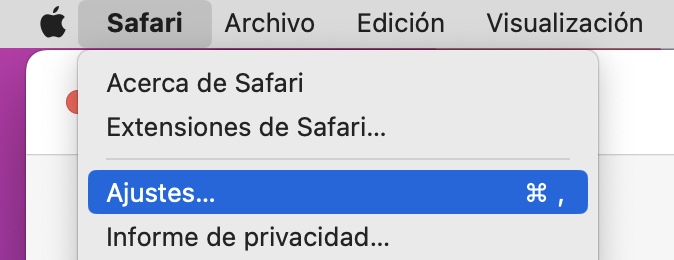 Selecciona el menú de Apple en Mac mostrando algunas opciones del sistema. Haz clic en Ajustes para acceder a los perfiles del sistema, donde podrás eliminar los perfiles maliciosos de tu equipo.