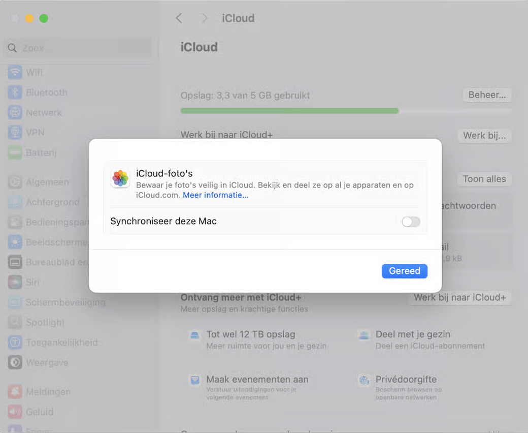 Schakel Foto’s-synchronisatie in iCloud uit en verwijder daarna foto’s op je Mac om ze van je Mac te wissen, maar niet uit iCloud. Selecteer hiervoor Foto’s aan de linkerkant, klik op Schakel uit en verwijder en vervolgens op Gereed.