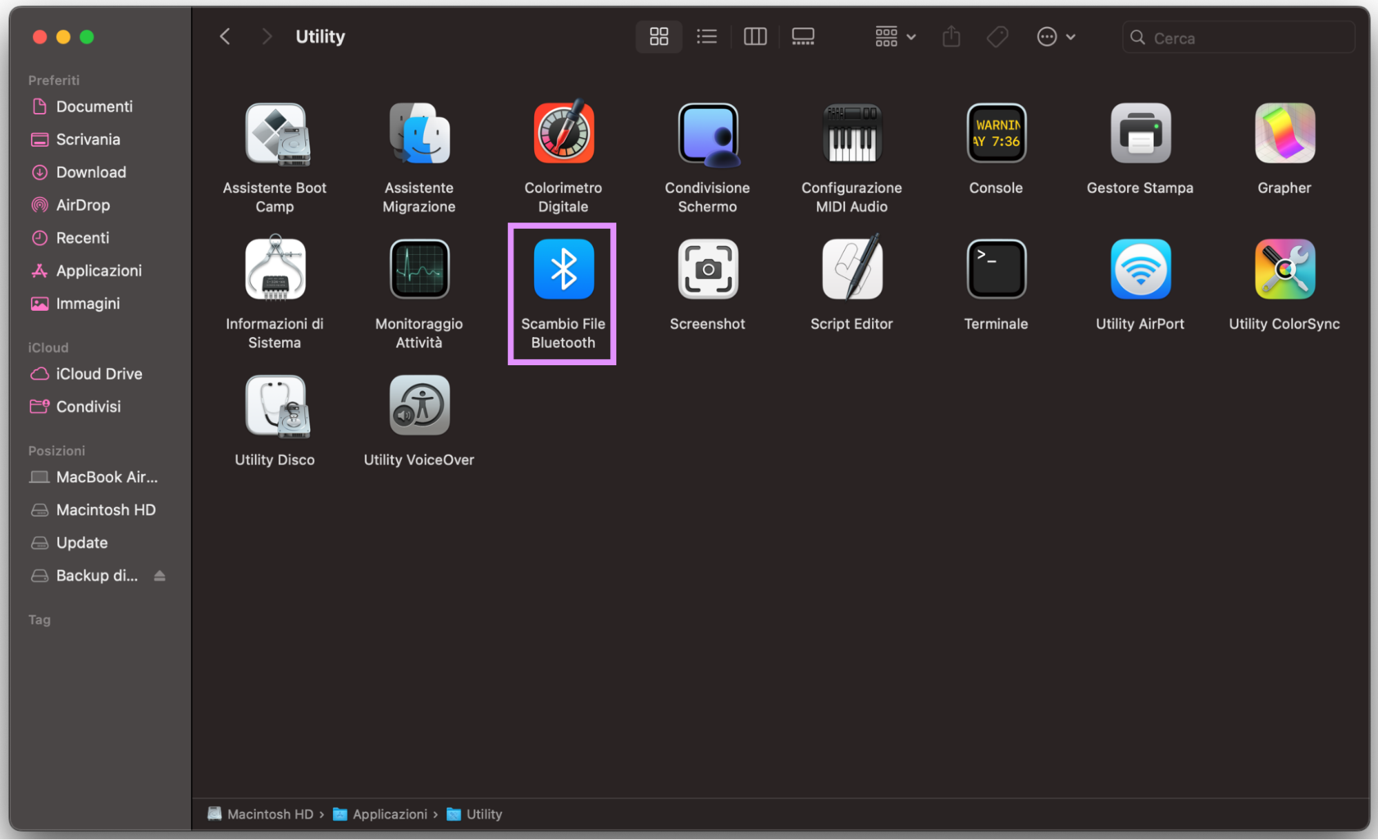 Finder su Mac mostra la cartella Utility. Fai doppio clic su Scambio File Bluetooth per aprirlo e trasferire file da Mac a Mac tramite Condivisione Bluetooth.