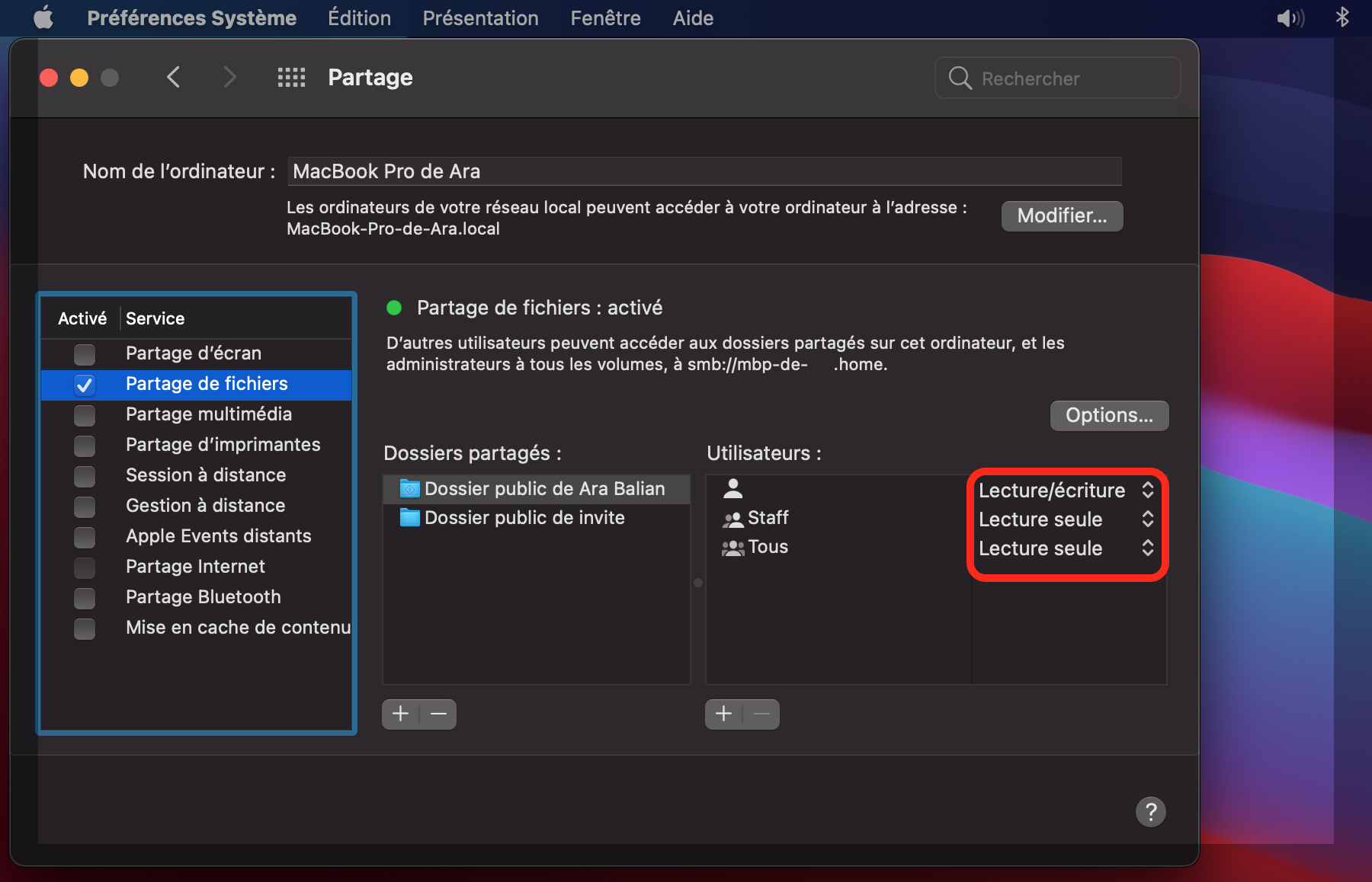 Cette fenêtre des Préférences Système sur macOS montre les réglages de Partage de fichiers, où les utilisateurs peuvent définir des dossiers partagés et attribuer des permissions spécifiques, comme Lecture/écriture ou Lecture seule, pour différents groupes ou utilisateurs. Cette fenêtre des Préférences Système sur macOS montre les réglages de Partage de fichiers, où les utilisateurs peuvent définir des dossiers partagés et attribuer des permissions spécifiques, comme Lecture/écriture ou Lecture seule, pour différents groupes ou utilisateurs.
