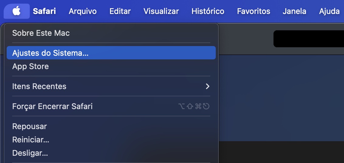 Para adicionar usuários no MacBook ou iMac, você primeiro precisa abrir os Ajustes do Sistema pelo Dock ou clicando no ícone da Apple e selecionando a opção Ajustes do Sistema no menu suspenso.