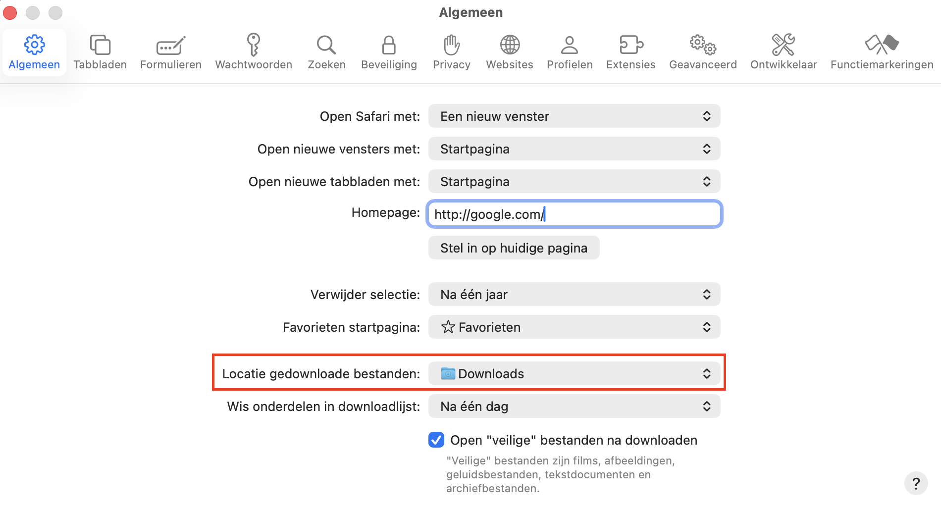 Als je wilt controleren waar je Downloads-map zich op je Mac bevindt, open je Safari en kies je Safari in de menubalk. Selecteer vervolgens Voorkeuren en controleer je de sectie Locatie voor bestandsdownloads.