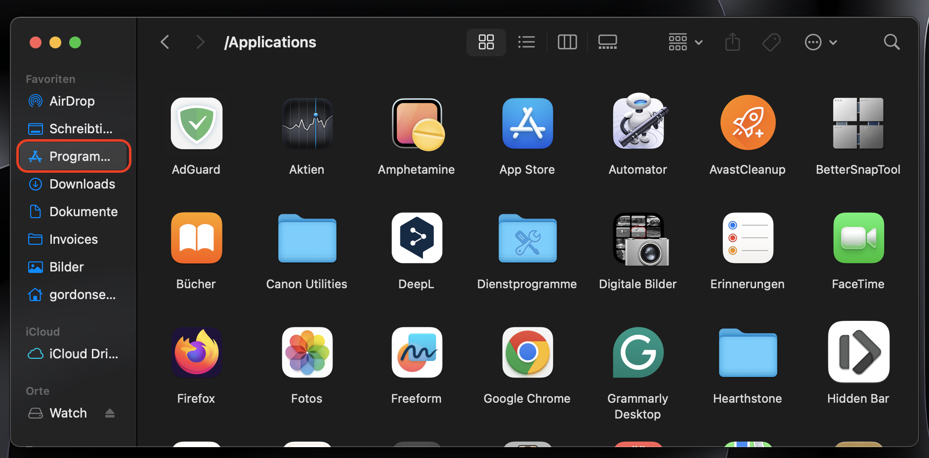 Finder auf dem Mac zeigt den Programme-Ordner an. Suchen Sie nach Avast Cleanup, um mit der Deinstallation zu beginnen. Finder auf dem Mac zeigt den Programme-Ordner an. Suchen Sie nach Avast Cleanup, um mit der Deinstallation zu beginnen.