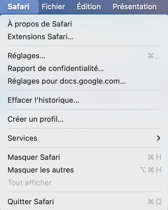 Pour autoriser l’exécution de Flash Player dans Safari, vous devez d’abord ouvrir Safari, cliquer sur Safari dans le menu en haut de votre écran, et aller dans Réglages.