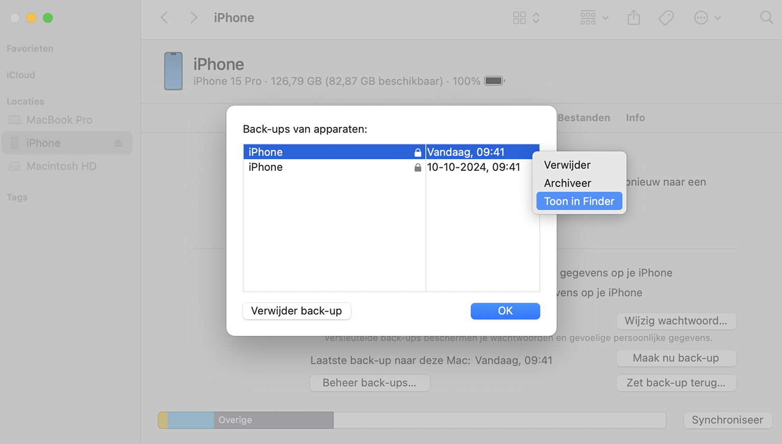 Finder in macOS toont een lijst met oude iOS-reservekopieën. Klik met de rechtermuisknop op een reservekopie die je niet meer nodig hebt en kies Verwijder.