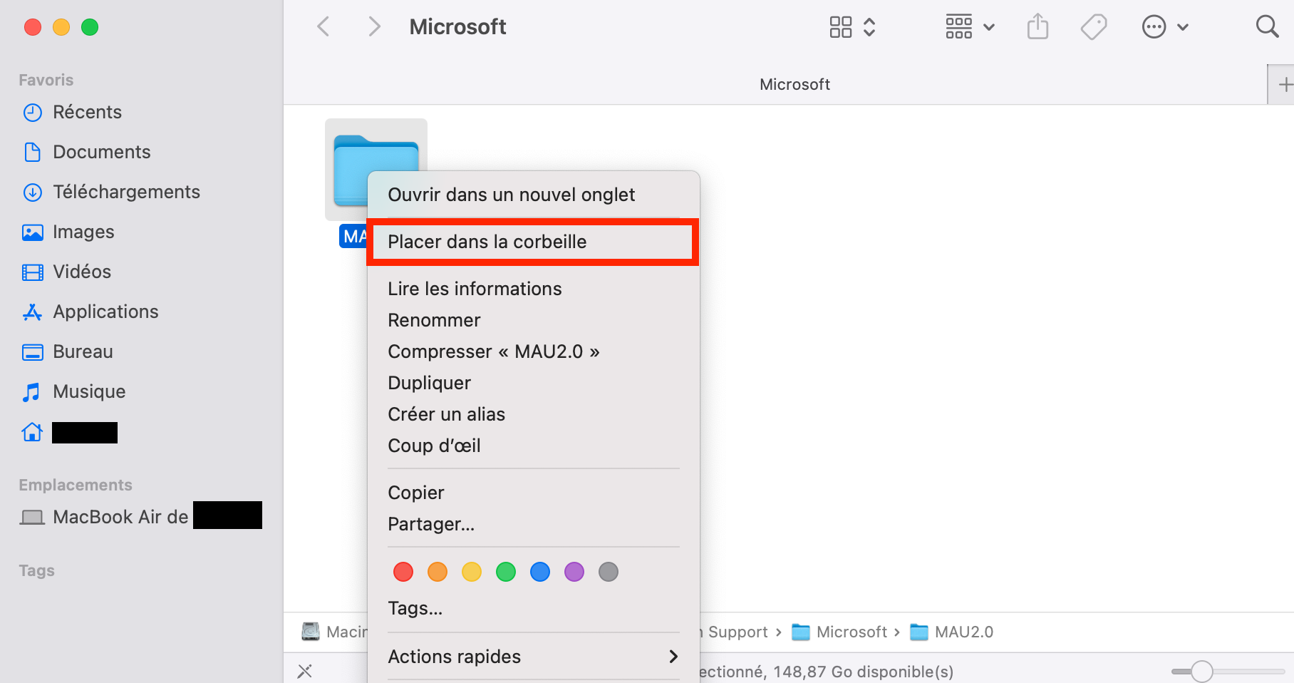 L’utilisateur supprime le dossier MAU sélectionné dans le Finder et l’option Placer dans la corbeille est encadrée en rouge.