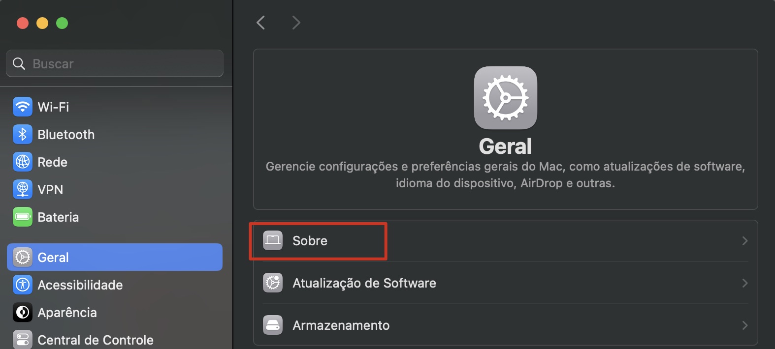 Nos Ajustes do Sistema do Mac, selecione o menu Geral. Clique em Sobre para acessar mais informações sobre o seu Mac.