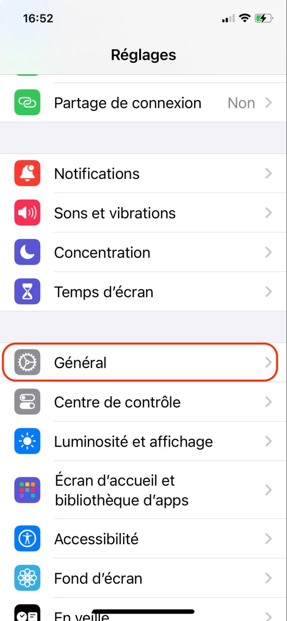 L'application Réglages sur l'iPhone affiche une liste d'options système. Sélectionnez Général pour réinitialiser votre appareil.