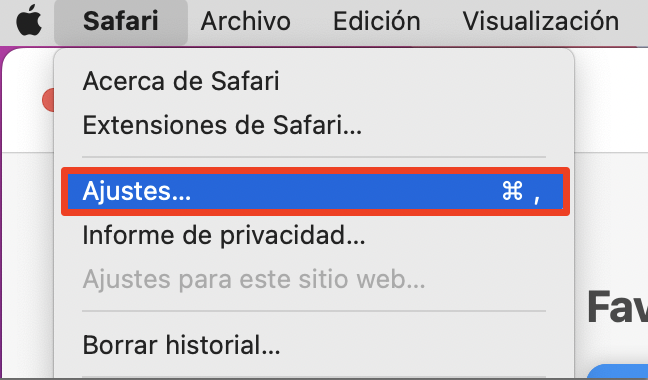 El menú Safari en Mac muestra la opción Ajustes. Haz clic en Ajustes para abrirla y restablecer la configuración predeterminada del navegador.