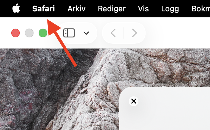 For å sjekke Safari-versjonen på Mac, begynn med å åpne nettleseren Safari og klikke på Safari i menylinjen.