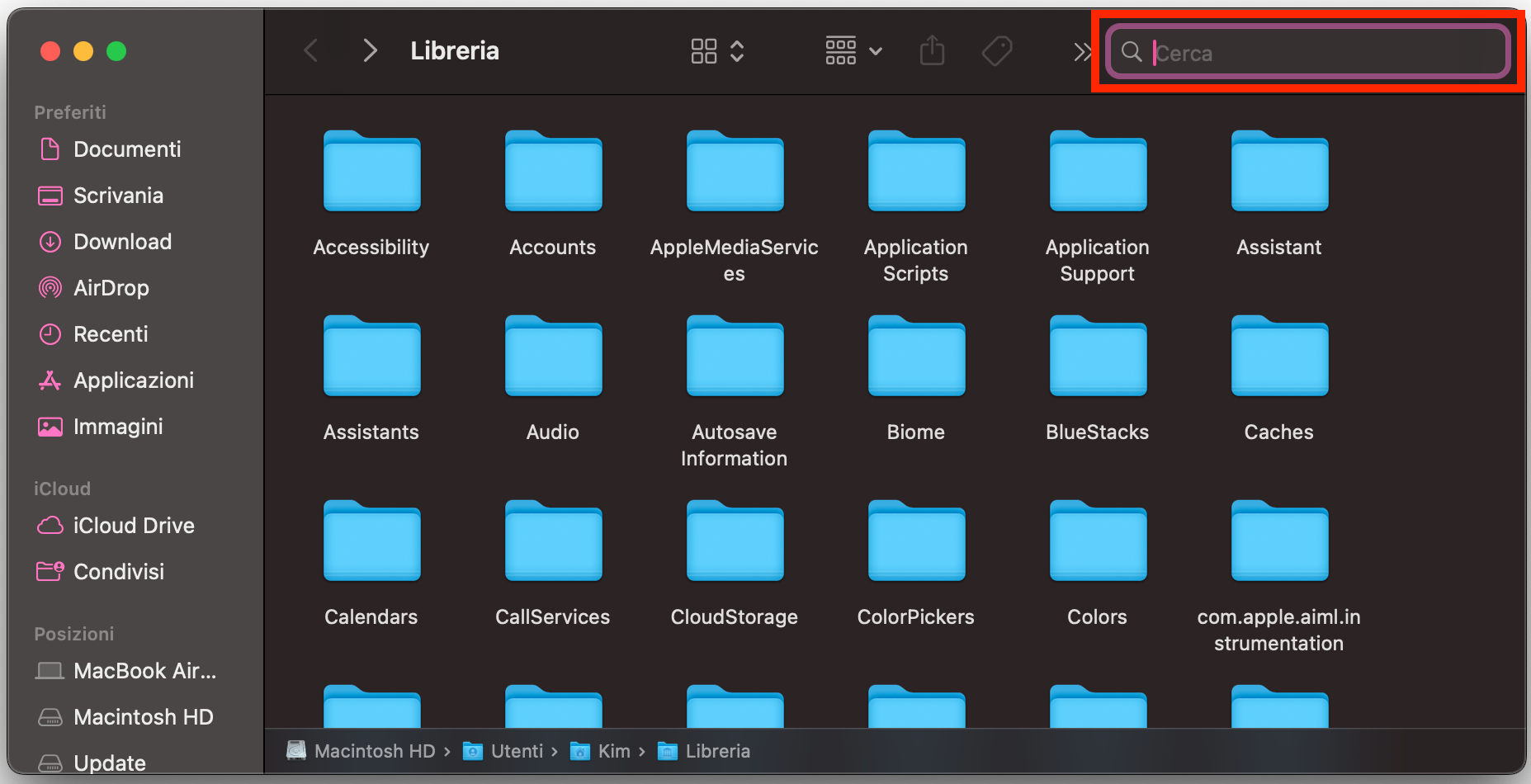 Per eliminare i residui delle app macOS disinstallate, accedi prima alla cartella Libreria. Poi, nel Finder, digita nella barra di ricerca il nome dell’app eliminata per trovare i file associati e rimuoverli.