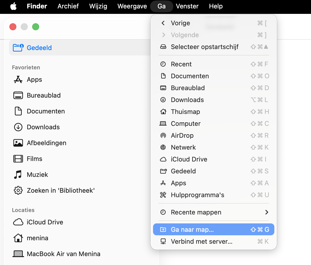 Een deel van een Finder-venster op de Mac. Het Ga-menu is geopend en Ga naar map is gemarkeerd. Eerste stap van de handleiding om de mailcache handmatig te verwijderen.