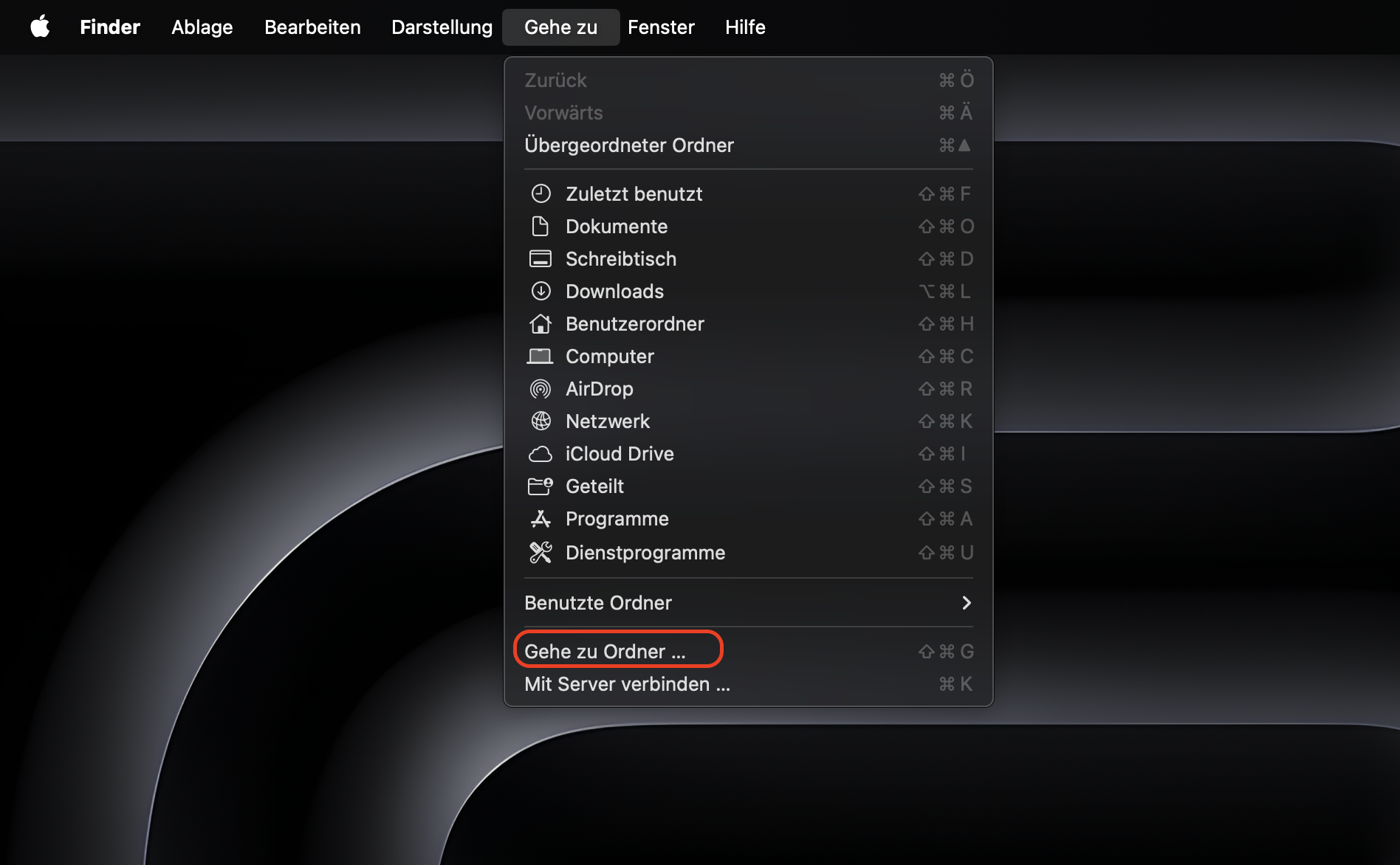 Der Finder in macOS Monterey zeigt das Menü Gehe zu an. Wählen Sie Gehe zu Ordner, um den Speicherort der versteckten Systemordner aufzurufen.
