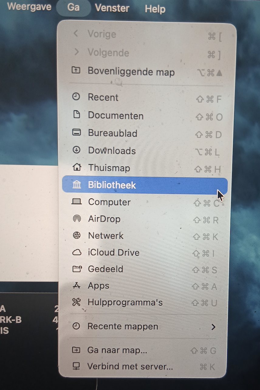 Om opstartprogramma’s in de  Finder uit te schakelen, open je de Finder, kies je Ga in de menubalk en houd je vervolgens de Option-toets op je toetsenbord ingedrukt om de map Bibliotheek te openen.