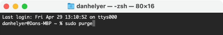 Terminal op de Mac toont de opdrachtregel. Voer het commando sudo purge` in en druk op Enter om het RAM-geheugen van je Mac te legen.