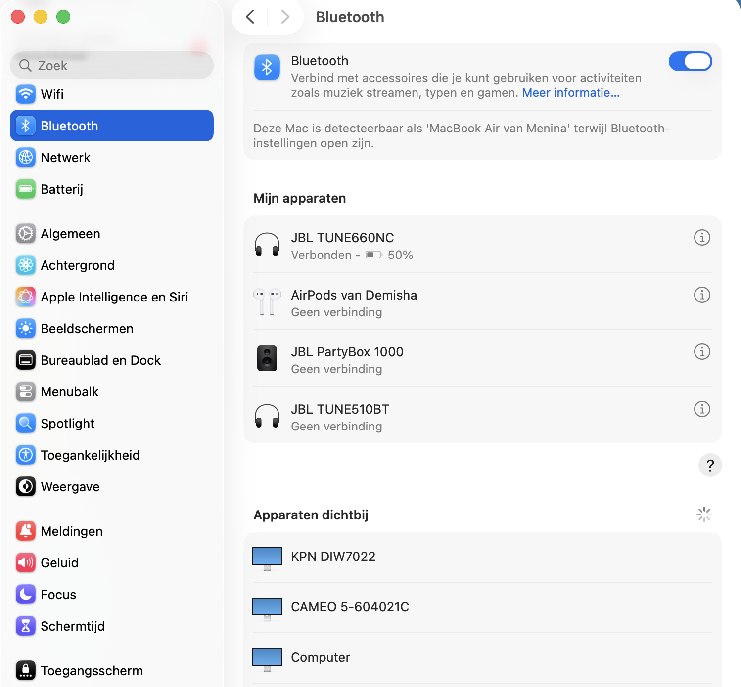Om Bluetooth op een Mac met macOS Sonoma uit- en weer aan te zetten, ga je naar het Apple-menu, kies je Systeeminstellingen, zoek je de optie Bluetooth en zet je Bluetooth uit of aan.