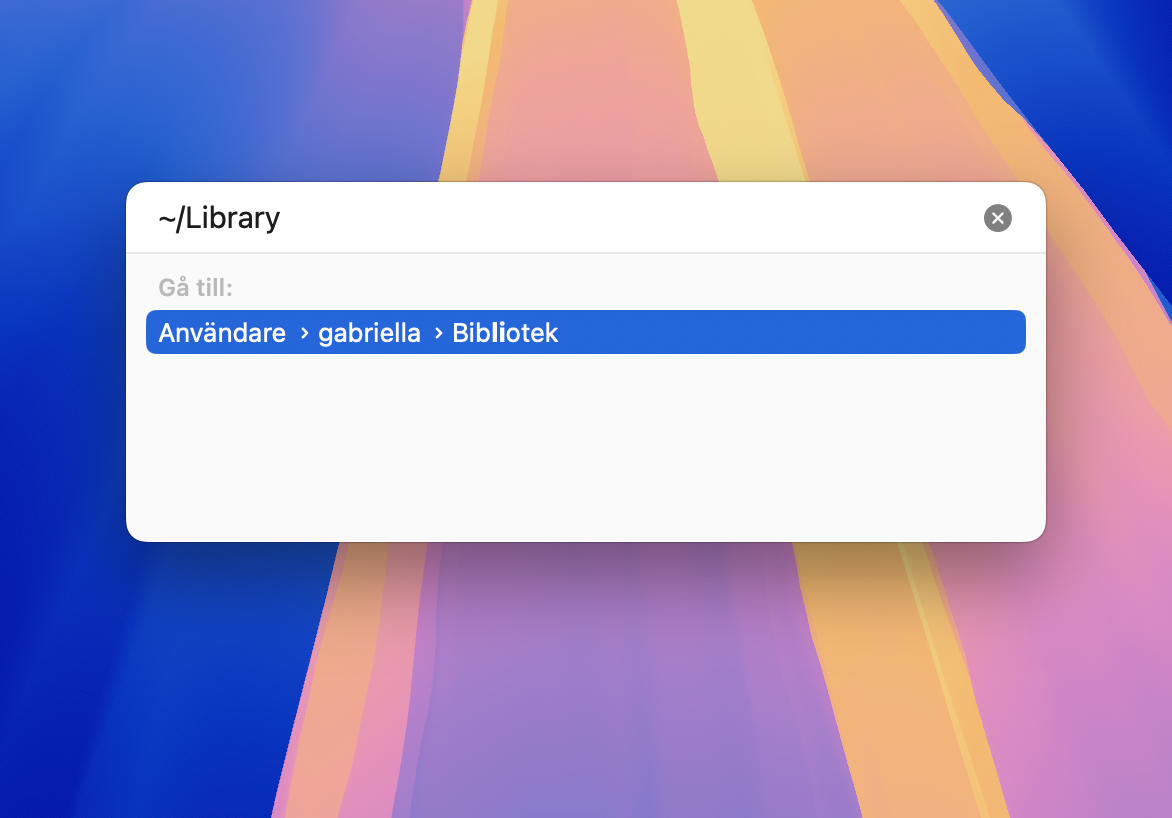 I Finder, klicka på Gå > Gå till mapp. Skriv sedan in följande sökväg i textrutan: ~/Library. Detta tar dig till ett urval av containermappar som du behöver leta igenom manuellt tills du hittar mappen Caches.