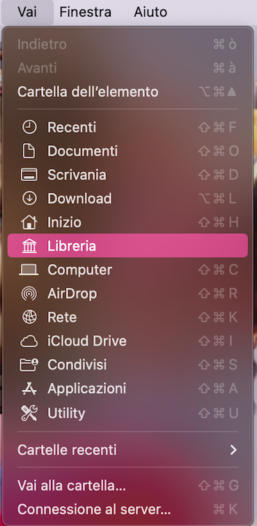 Per disattivare i programmi all’avvio tramite Finder, apri il Finder, seleziona la voce Vai nella barra dei menu, poi tieni premuto il tasto Opzione sulla tastiera per accedere alla cartella Libreria.