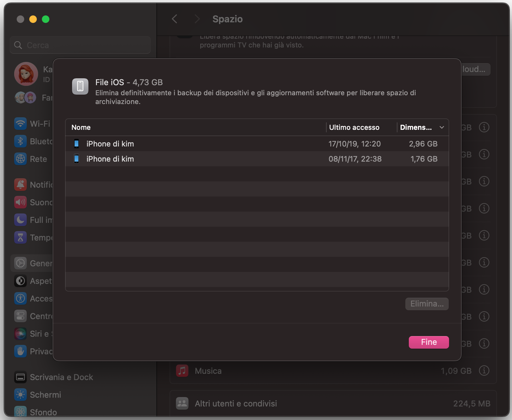 Un elenco di backup di iOS e iPhone nel Finder su Mac. Quando il disco di avvio del Mac è pieno, elimina i vecchi backup per liberare spazio.