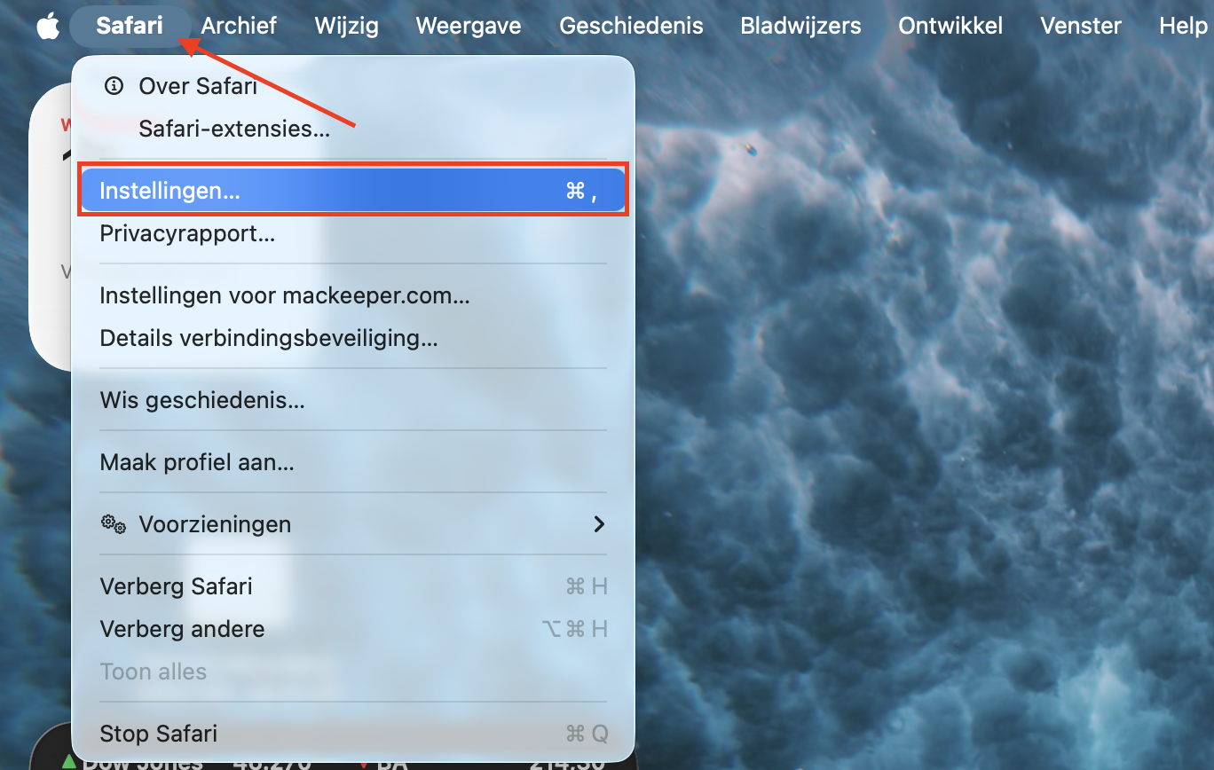 Het Safari-menu op de Mac. Open het menu Instellingen om oude browsegegevens te wissen en ruimte vrij te maken op je Mac.
