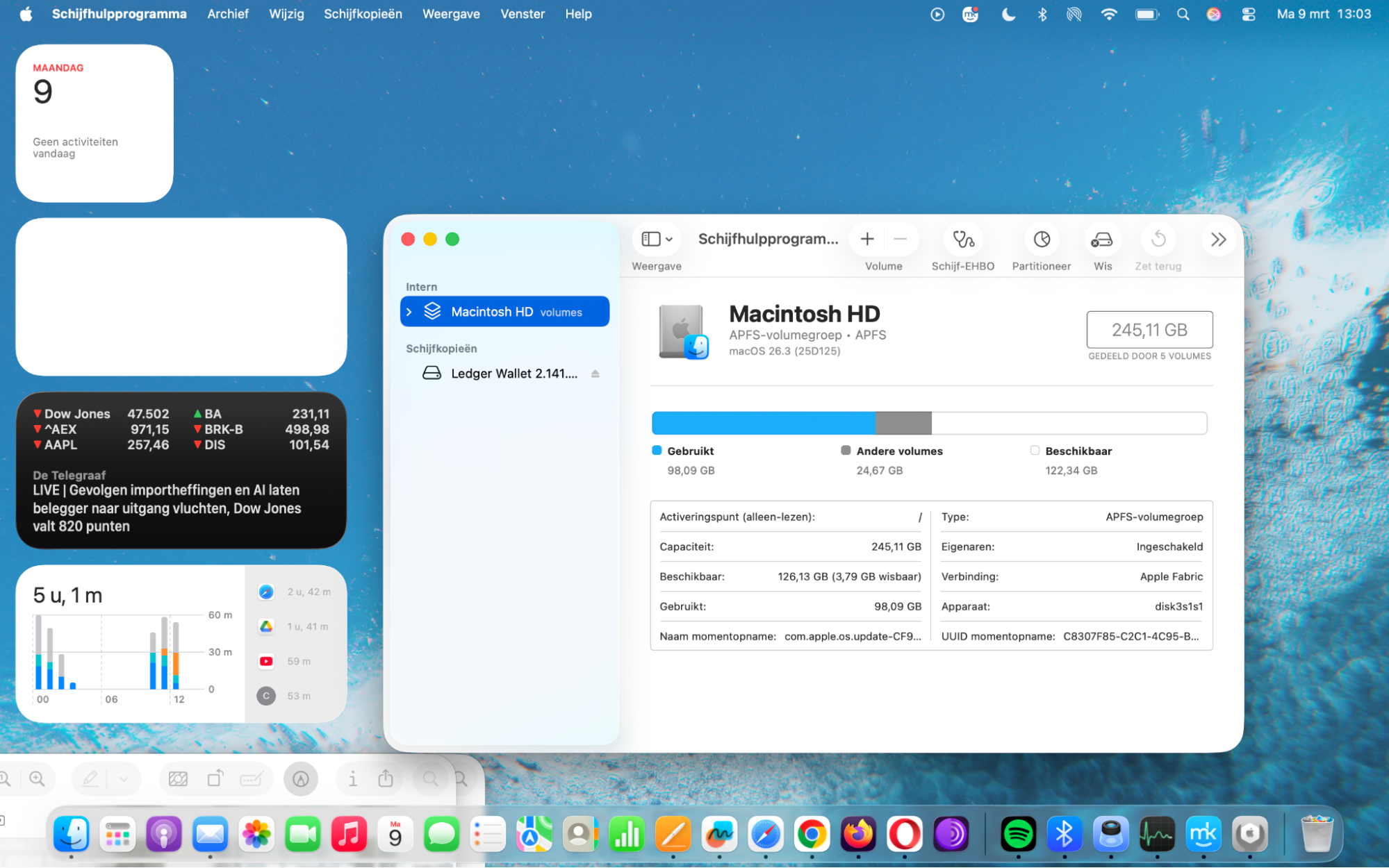 Om Schijfhulpprogramma op de Mac te gebruiken, zorg je ervoor dat alle schijven worden weergegeven (dit doe je door in de menubalk Weergave > Toon alle apparaten te kiezen). Je schijf wordt links in het venster weergegeven. Nadat je je schijf hebt geselecteerd, wordt de informatie op het scherm getoond.