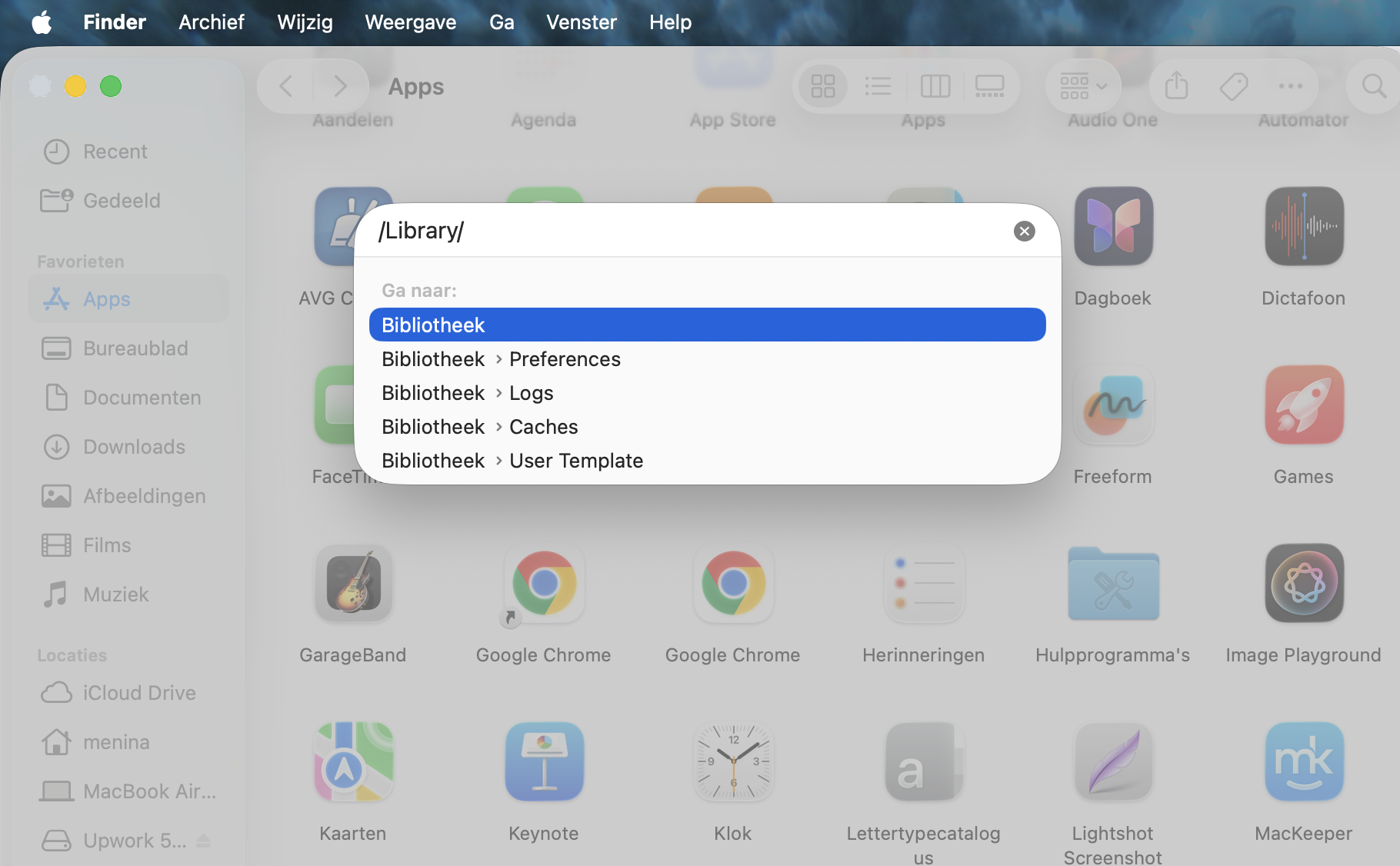 Typ in het tekstvak het pad: `/Library` en druk op Enter om naar je Bibliotheek te gaan. Daar kun je handmatig je bestanden en mappen doorzoeken op mogelijke keylogger-software of malware.