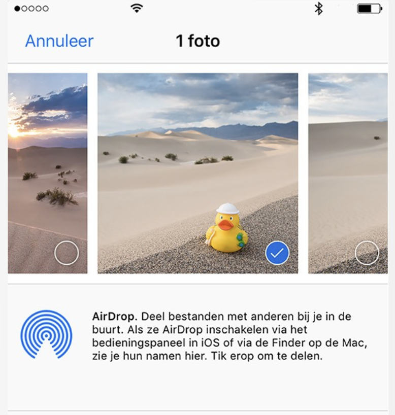 Je kunt de afbeeldingen delen via AirDrop. Tik in de app Foto’s op de Deel-knop en kies AirDrop in het menu.