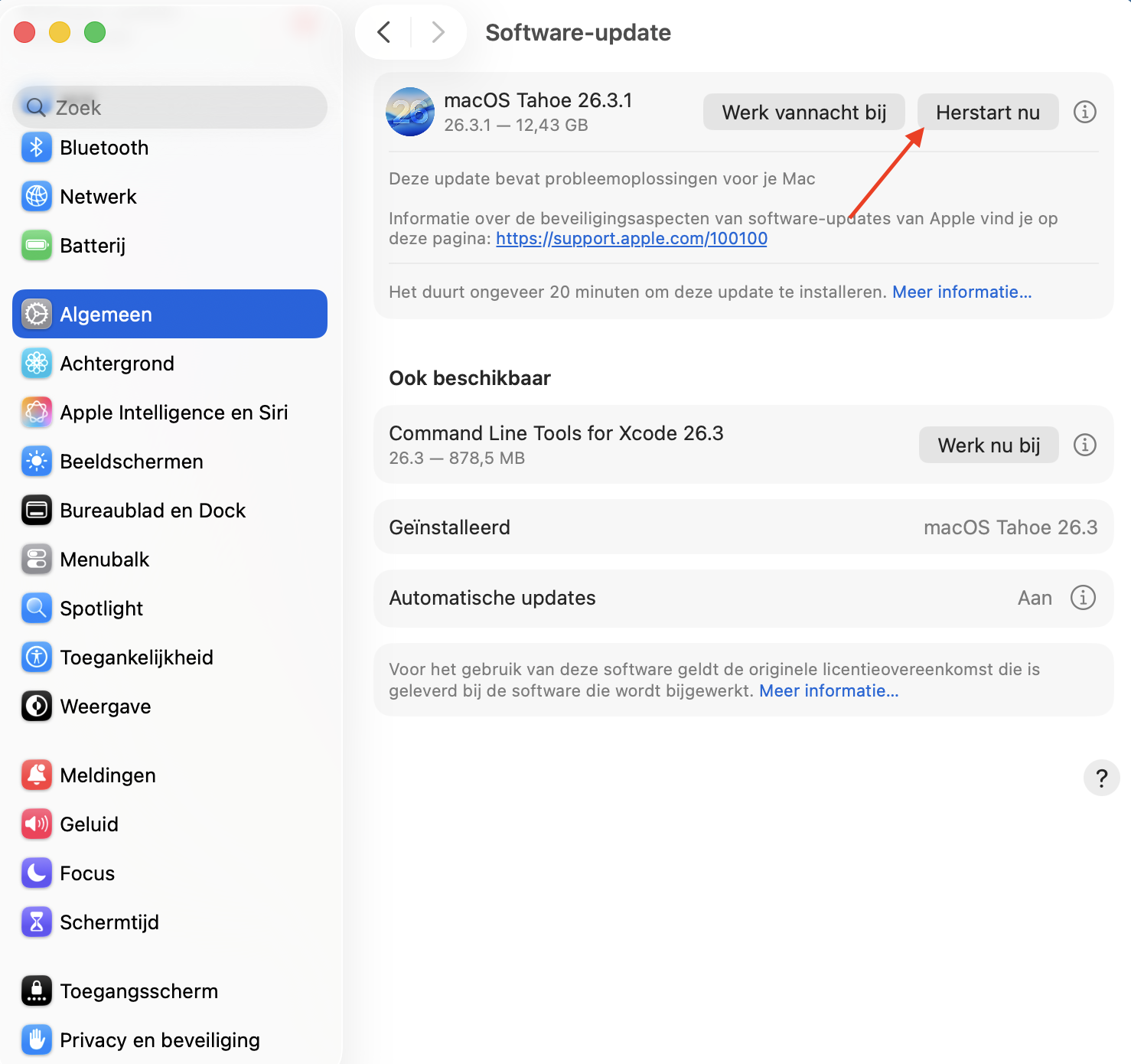 De app Systeeminstellingen op de Mac toont het scherm Software-update. Als er een update beschikbaar is, klik je op Werk nu bij of Herstart nu om deze te installeren.