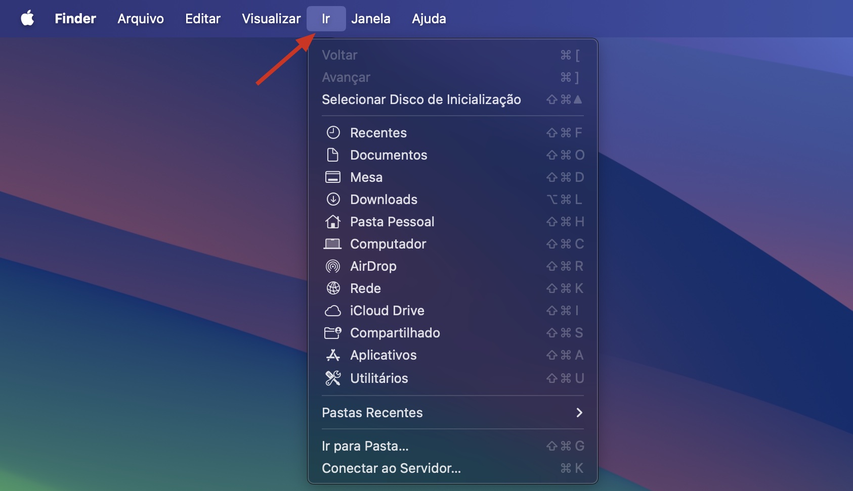 O menu do Finder na tela inicial do Mac mostra a aba Ir selecionada, e o menu suspenso é exibido para os usuários
