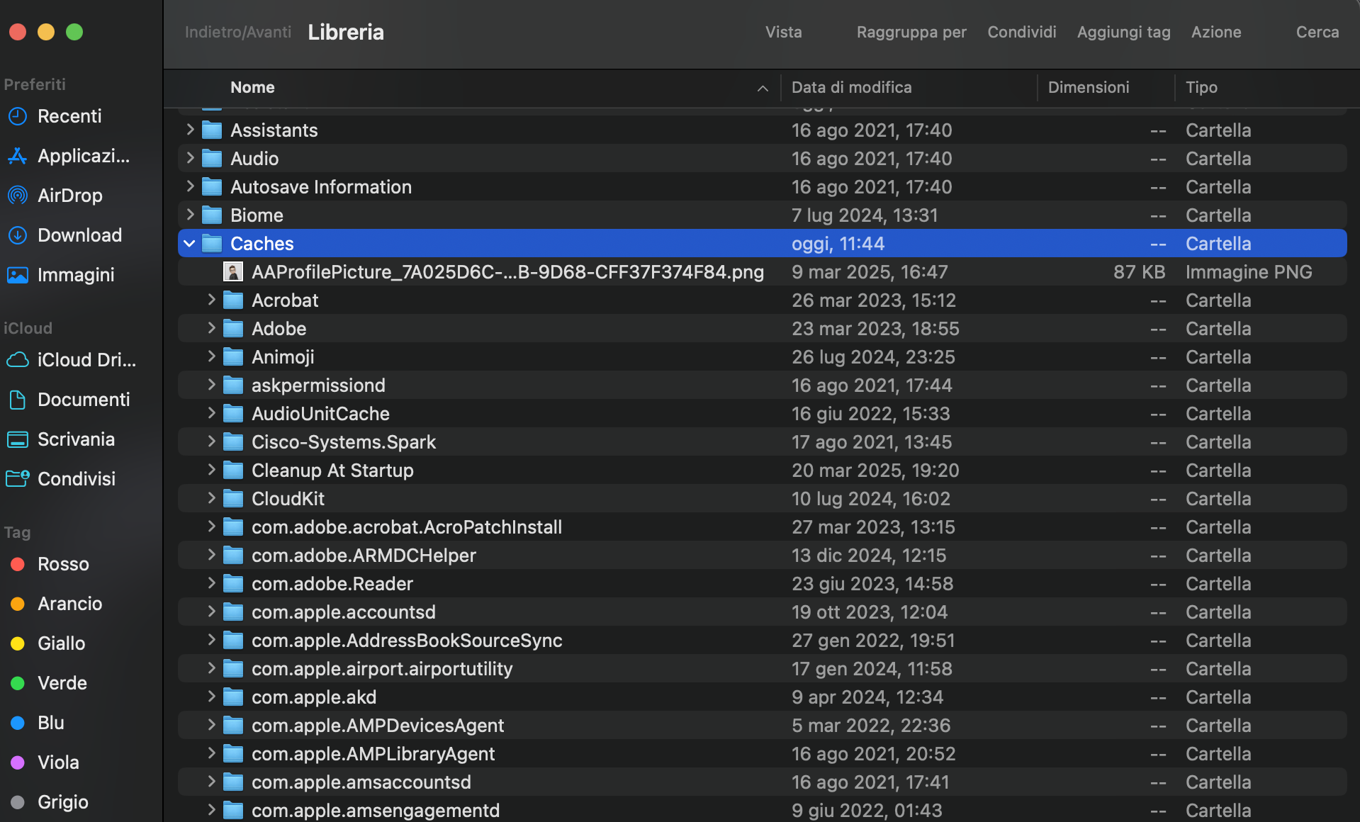 Se sei specificamente interessato a eliminare le cache, vai dal Finder a Vai > Vai alla cartella, quindi digita ~//Libreria e trova la cartella Cache.