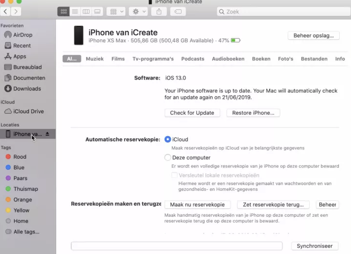 Gebruik  Fotolader om foto’s over te zetten. Zoek naar Fotolader via Spotlight. Onder Apparaat vind en selecteer je je iPhone.