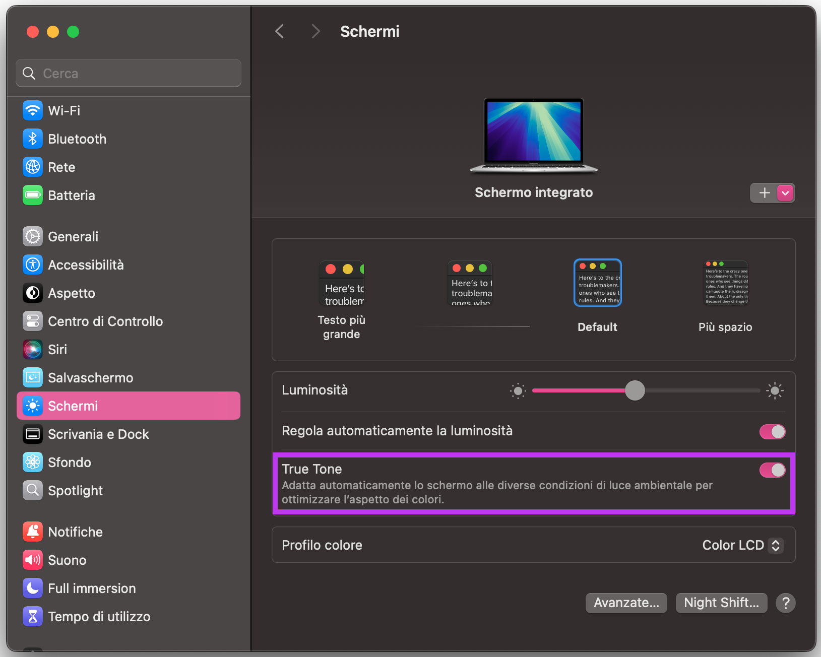 Schermata delle impostazioni Monitor su MacBook con True Tone evidenziato, parte delle istruzioni per risolvere i problemi di glitch dello schermo del MacBook.